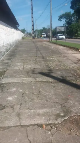 Vende se um terreno