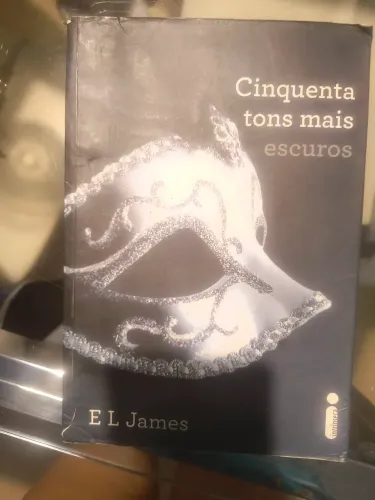 Livro cinquenta tons mais escuros 