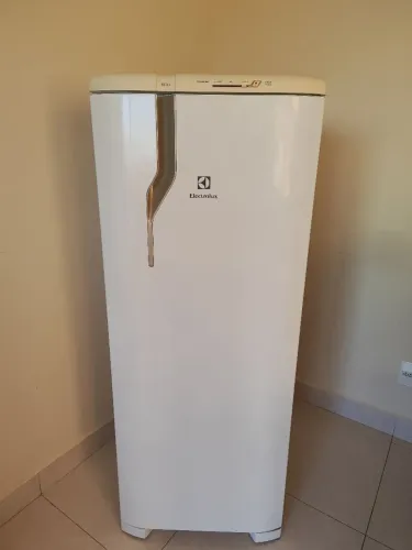 Geladeira Electrolux <br><br>Geladeira Electrolux<br>240L<br>127V<br>Excelente estado de funcionamento