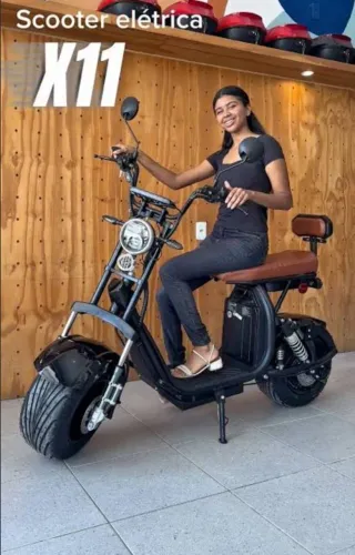 Moto scooter elétrica X11 preta