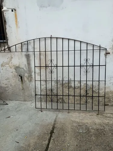 Grade de ferro para proteção de janela.