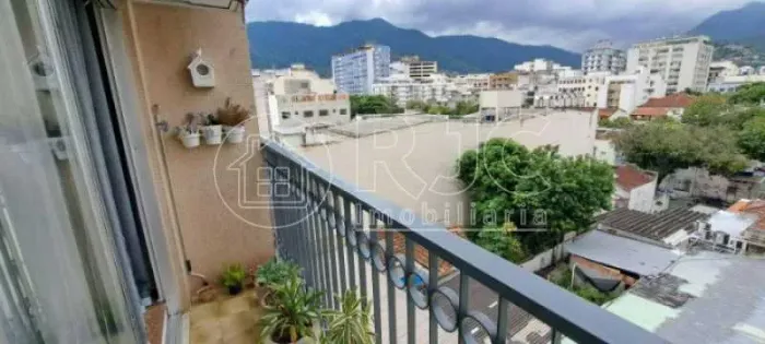 Rua Pereira Nunes, juntinho da Praça, apartamento com 2 quartos, e vaga