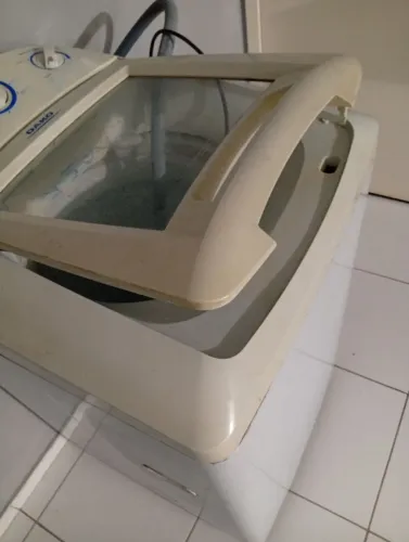 Máquina de lavar roupa 12,5 kilos lava e seca pequeno vazamento por baixo