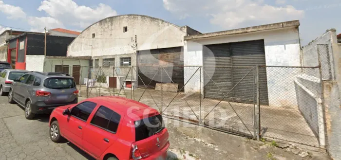 Galpão com 700m2 em ótima localização em Interlagos.