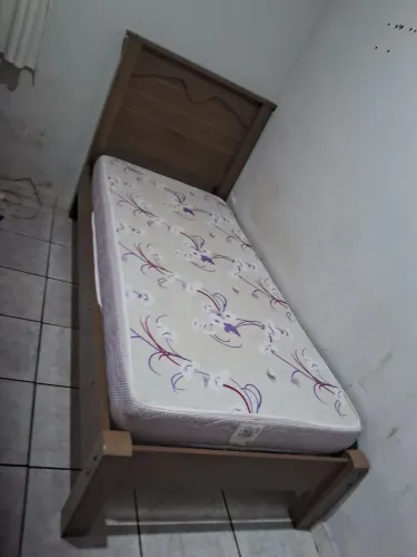 Cama de solteiro com colchão semi novos, ótimo estado de conservação 