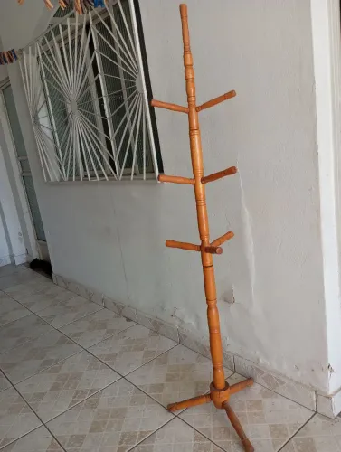 Cabideiro para bolsas, chapéus e afins. De madeira, com algumas marcas de uso.