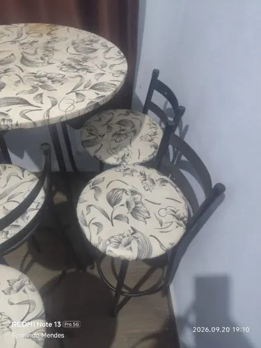 Mesa com 4 cadeiras bistrô