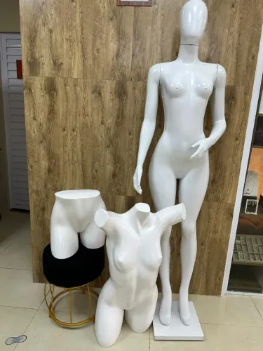 Manequins, Araras, balcão e cabides de loja feminina - otimo estado