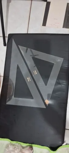 Esquadros para modelagem, arquitetura, desenho técnico etc. Possui pequena avaria na ponta