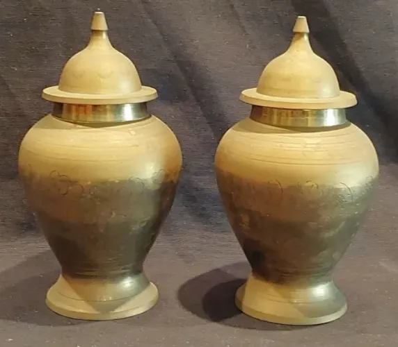 Par Vasos bojudos com tampas bronze indiano dourado bojo cinzelado com motivos florai