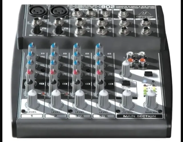 Console de Mixagem Behringer Xenyx 802