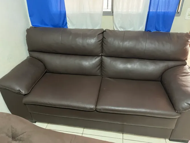 Sofá em courino marrom 2 lugares