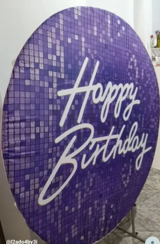 Lindo painel redondo roxo de festa