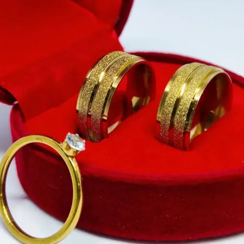 Par de Alianças Diamantada C/Friso 8m+ Anel Solitário; Namoro Casamento Banho de Ouro 18k