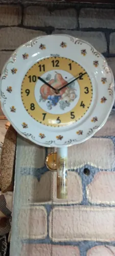 Lindo relógio em porcelana 
