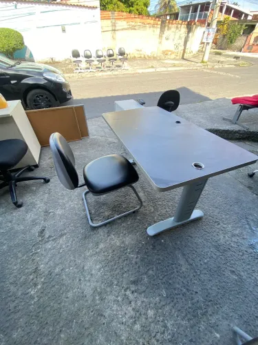 Cadeira fixa Flexform + Mesa de escritório preta