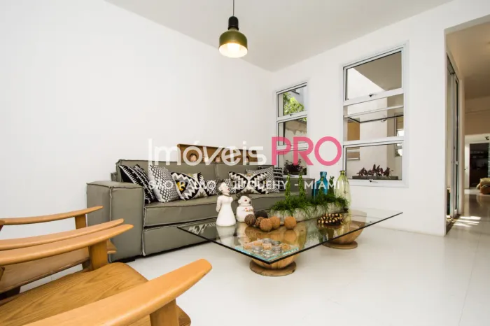 Casa reformada, com 3 suítes, pé direito de 3,20 metros, em rua tranquila na Vila Nova!! D