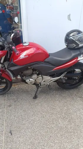 Moto CB 300 linda e pronta para rodar