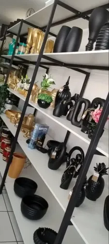 Prateleiras de ferros madeiras desmontadas