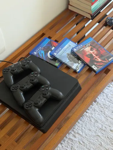 PS4 Slim 500gb + 3 jogos + 3 controles