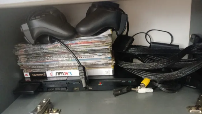 interesse para trocar em um celular, PS2 completo com 2 controles originais e +30 jogos.