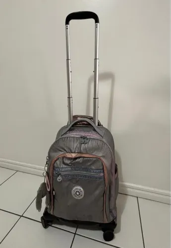 Mochila Kipling de rodinhas - Metalizada Rosa