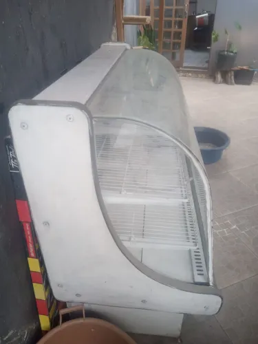 Balcão refrigerado falta completar o gás