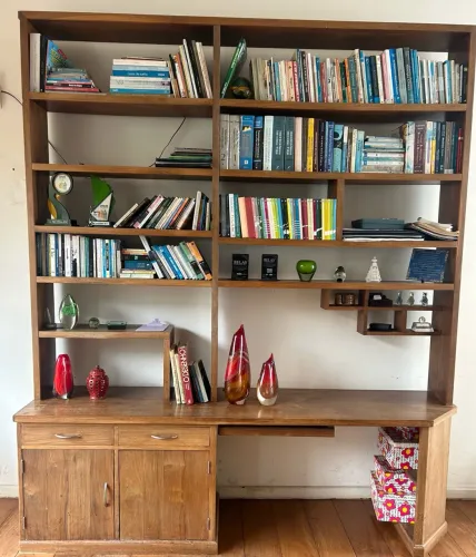ESTANTE DE BIBLIOTECA COM ESCRIVANINHA EM JACARANDÁ ? MÓVEL SOB MEDIDA
