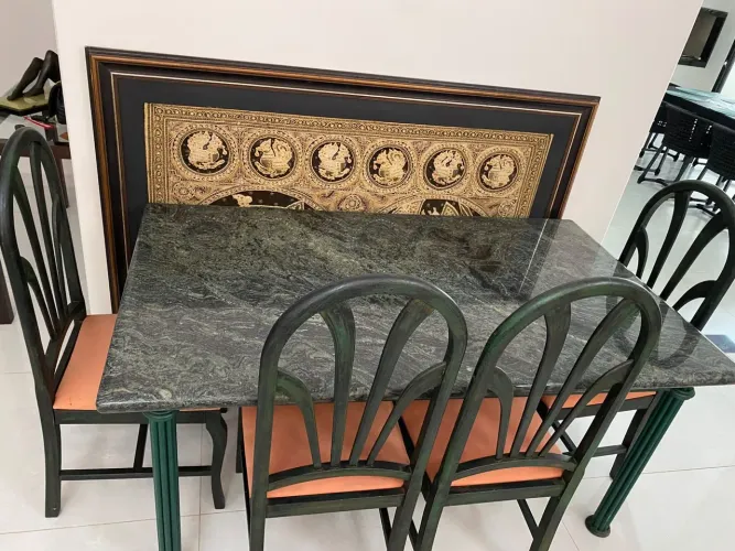 Mesa de mármore com 6 cadeiras 