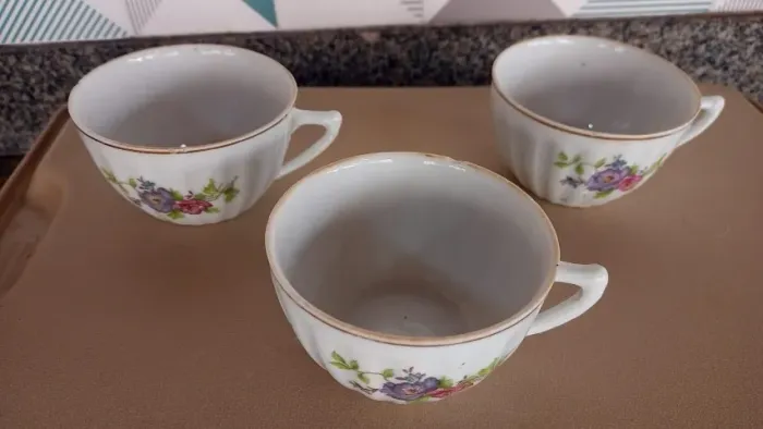 Três xícaras de chá tema floral vintage