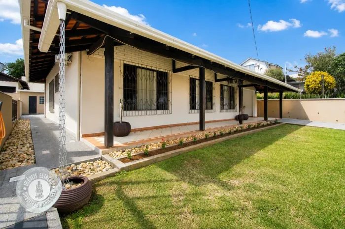 VENDA - Casa térrea com 4 dormitórios, piscina em ótima localização!