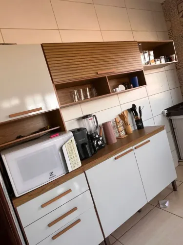 Armário de cozinha muito novo 1 mês de uso microondas tá pra venda também 