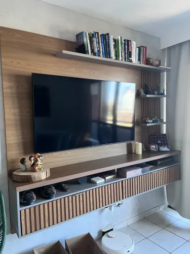 Rack suspenso com painel