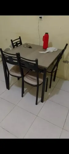 Mesa com 4 cadeiras