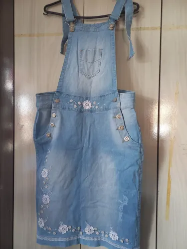 Jardineira Jeans com aplicação de renda e Miçangas
