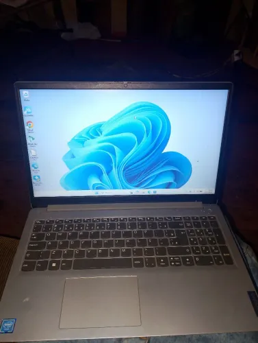 notebook Lenovo IdeaPad de 15,6 polegadas, com um design fino e acabamento cinza.