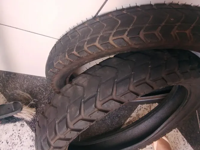 Pneu da Bros Pirelli.