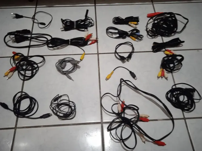 Vários cabos para conexão de aparelhos eletronicos