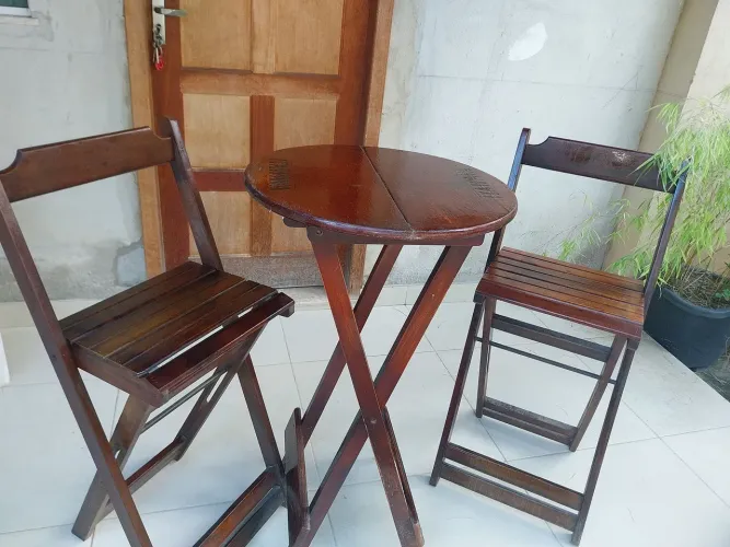 Conjunto de mesa bistro Itaipava com duas cadeiras dobráveis alta