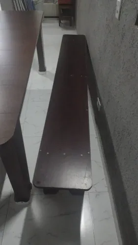Mesa e dois bancos grandes