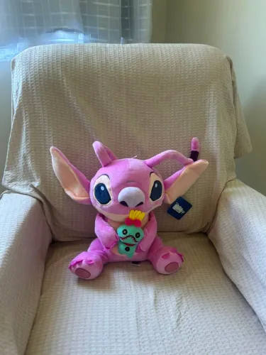 PELÚCIA ANGEL E SCRUMP Disney<br>ANGEL E SCRUMP<br><br><br>ODisney<br><br><br>www.disney.com