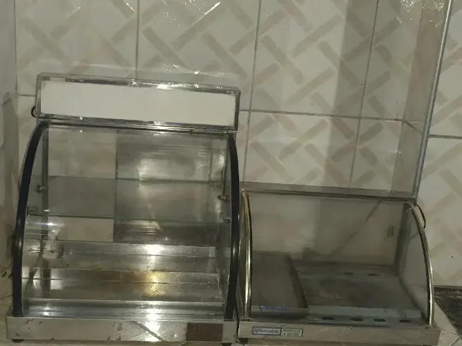 Duas estufa de salgados