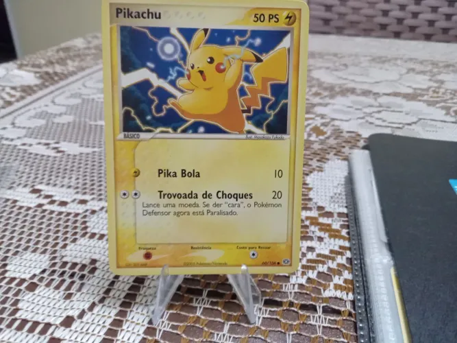 Carta Pokémon tcg do Pikachu 60/106 em estado SP quase NM de 2005 coleção Emerald