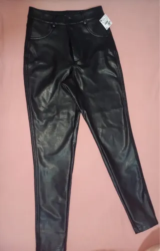Calça preta couro