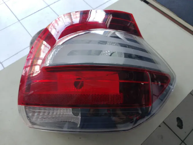 Lanterna direita Fiat Mobi.