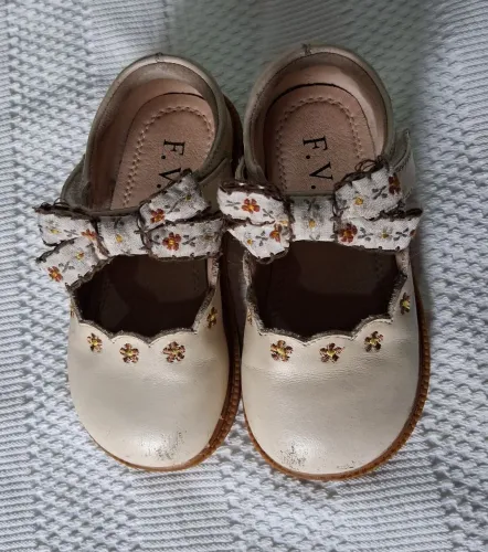 Sapato em couro estilo boneca de porcelana da F.V.M