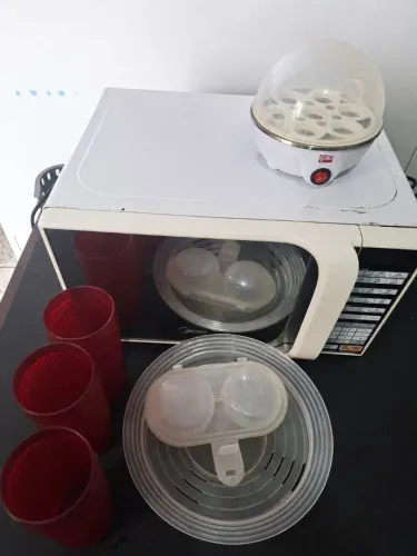 1 micro-ondas + cozedor de ovos + kit cozinha