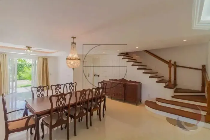 Casa na rua dos ambores com 4 suites e com 5 quartos.