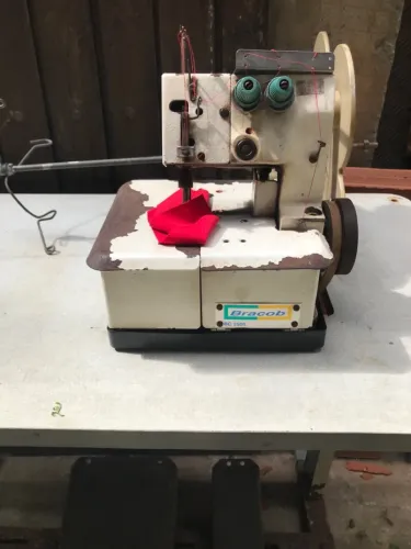 Máquina Industrial Bracob BC 2500 - 2 Agulhas Para Pregar Elástico + Mesa e Motor