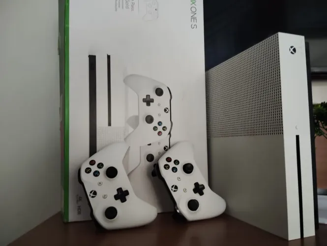 Xbox one S com 1T de armazenamento e com 2 controles. Aparelho muito conservado.